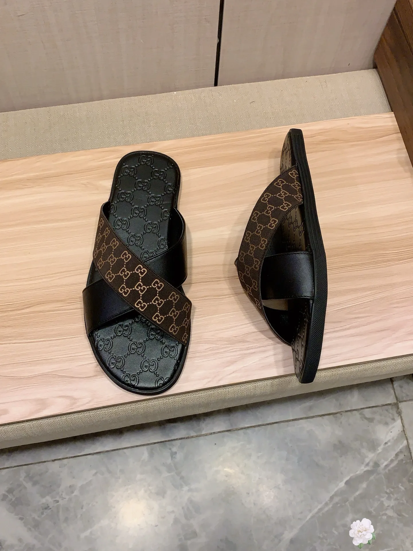 Slippers: New model: Factory price: 260💰💰🎩🎩🔥🔥《 Gucci* 》Series of slippers top purchasing agent🔍🔍Sold at the same time for men, original Italian imported webbing made of selected cowhide, exquisite workmanship,), sole: (super comfortable) original factory special sole, ⚠️exclusive double-layer movable molded sole super comfortable⚠️, real shot🎬the real thing is more beautiful🔍🔍266 regular code 38-44, can be ordered 45.